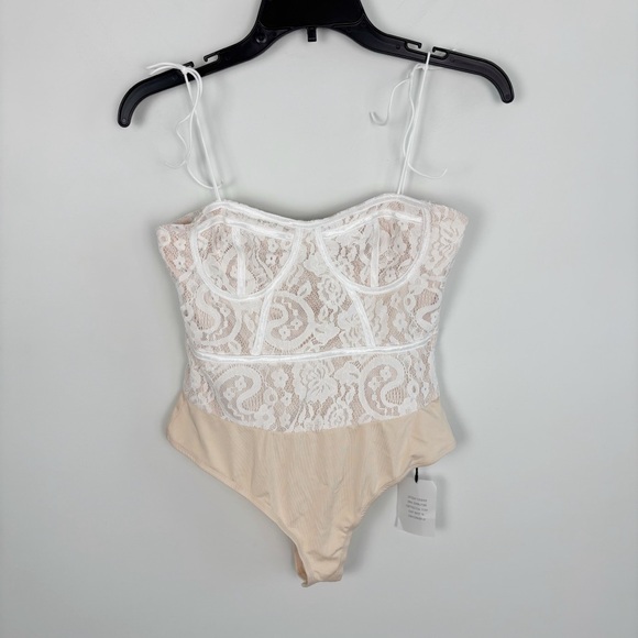 Superdown Stasia Lace Bodysuit in White & Nude Size S - Picture 2 of 11